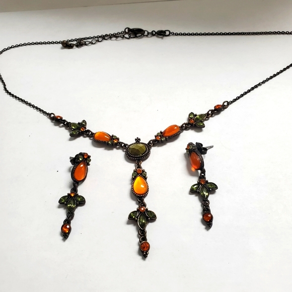 Avon Jewelry - AVON VICTORIAN NECKLACE ORANGE AND GREEN MATCHING EARRINGS SET